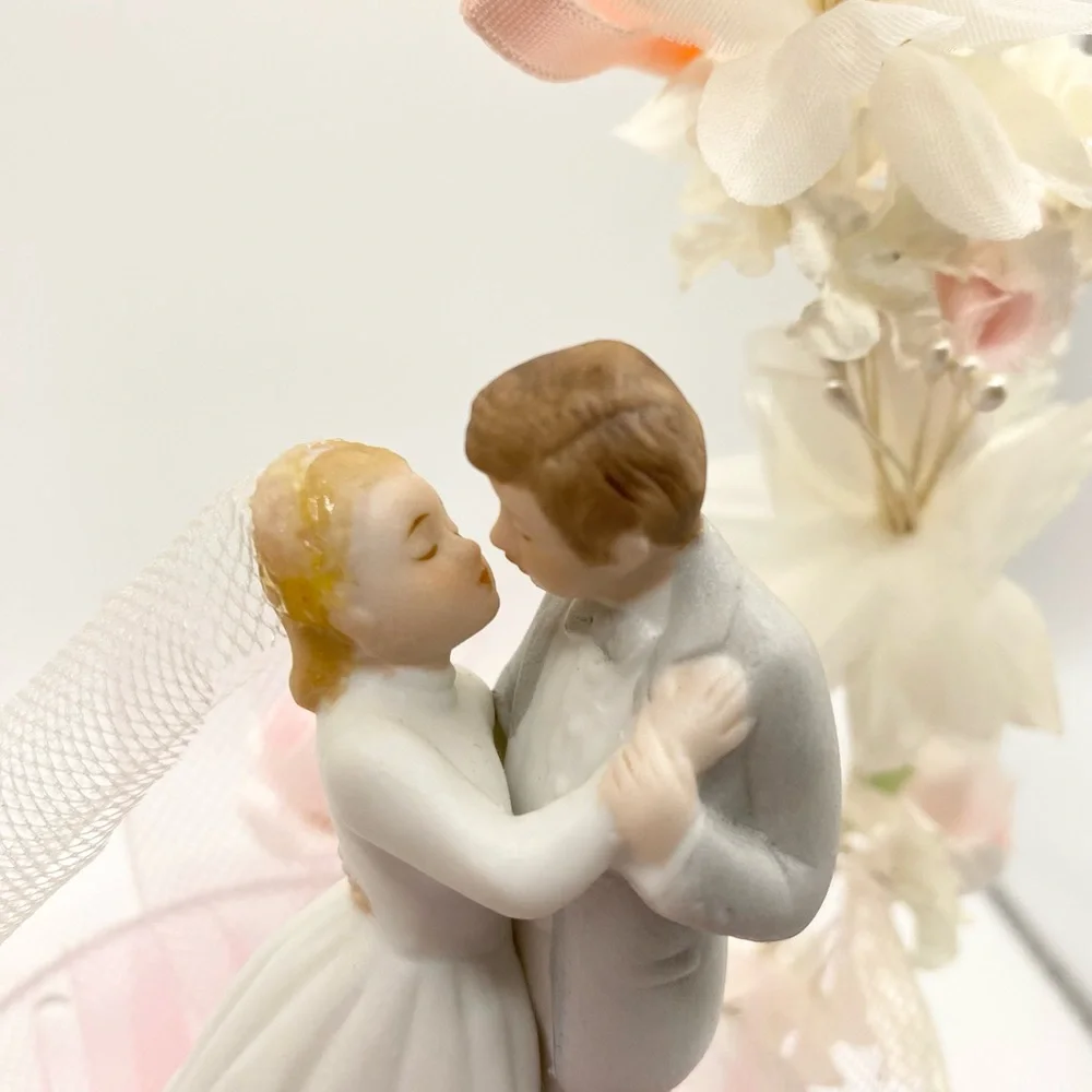 VTG 50s 60s Wedding Cake Topper Porcelain Bride & Groom Couple in Flower Arch